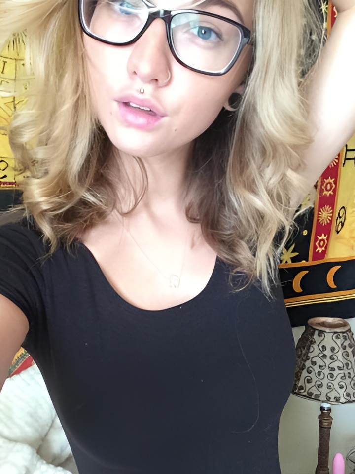 Ася привлекальеная девушка из Лисок цена от 4000 руб